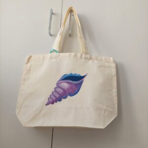 bolsa con caracola pintada a mano en color morado con pintura de tela