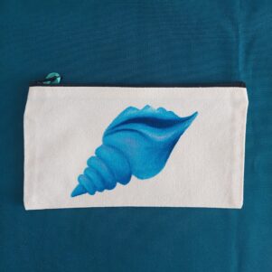 estuche para maquillaje con caracola azul pintada a mano con pintura para tela