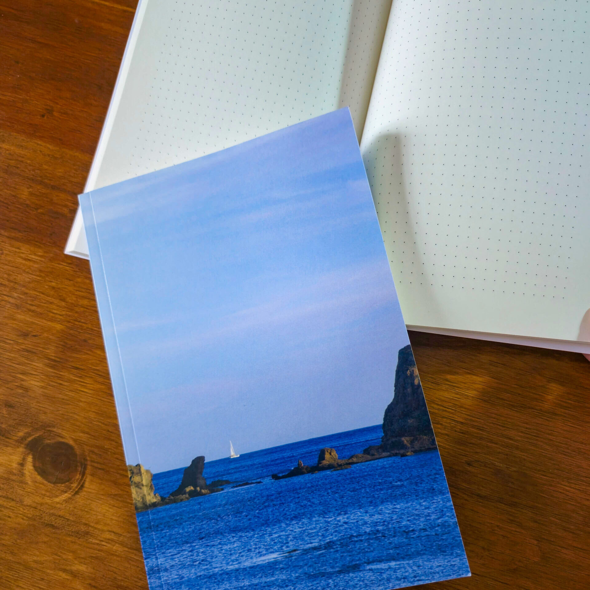 cuaderno de calma con foto de mar para pensamientos positivos