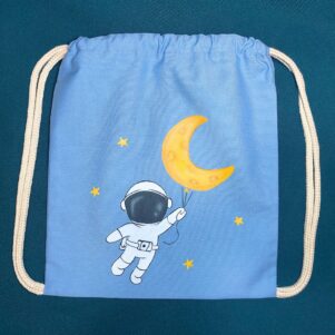 mochila infantil con astronauta y luna pintado a mano con estrellas alrededor