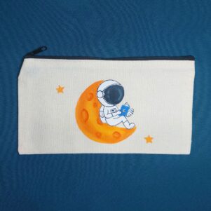 estuche con astronauta sentado en la luna para regalo infantil